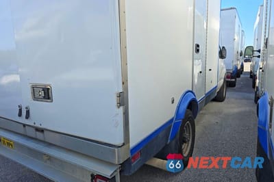 Czwarte zdjęcie samochodu z boku: 2023 FORD ECONOLINE E350 SUPER DUTY CUTAWAY VAN VIN:1FDWE3FK3PDD14780 - miniatura