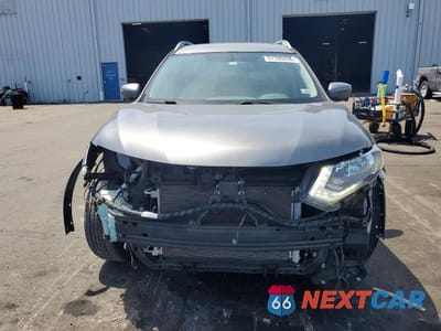 Piąte zdjęcie samochodu w środku: 2018 NISSAN ROGUE SV VIN:5N1AT2MT5JC701110 - miniatura