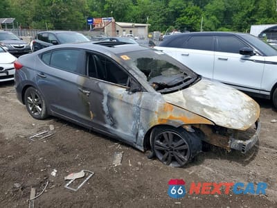 Czwarte zdjęcie samochodu z boku: 2018 HYUNDAI ELANTRA VALUE EDITION VIN:5NPD84LF0JH270688 - miniatura