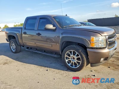 Czwarte zdjęcie samochodu z boku: 2007 CHEVROLET SILVERADO K1500 CREW CAB VIN:2GCEK13M871571805 - miniatura