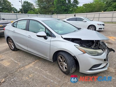 Czwarte zdjęcie samochodu z boku: 2017 CHEVROLET CRUZE LT VIN:1G1BE5SM5H7124297 - miniatura