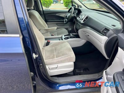 Piąte zdjęcie samochodu w środku: 2019 HONDA PILOT LX VIN:5FNYF6H15KB089988 - miniatura