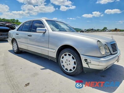Czwarte zdjęcie samochodu z boku: 1998 MERCEDES-BENZ E 320 4MATIC VIN:WDBJF82F1WX007332 - miniatura