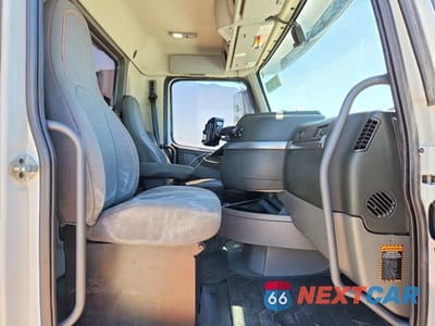 Piąte zdjęcie samochodu w środku: 2020 VOLVO VNR SEMI TRUCK VIN:4V4W39EH6LN262282 - miniatura