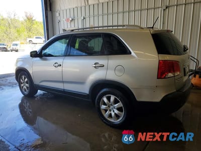 Drugie zdjęcie samochodu z przodu: 2013 KIA SORENTO LX VIN:5XYKTDA24DG351792 - miniatura