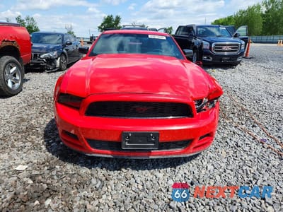 Piąte zdjęcie samochodu w środku: 2014 FORD MUSTANG VIN:1ZVBP8AM4E5226568 - miniatura