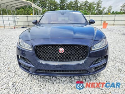 Piąte zdjęcie samochodu w środku: 2019 JAGUAR F-PACE PREMIUM VIN:SADCJ2FX8KA366235 - miniatura