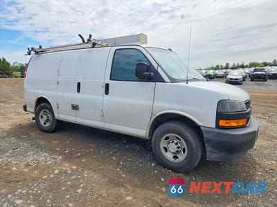 Czwarte zdjęcie samochodu z boku: 2019 CHEVROLET EXPRESS G2500 VIN:1GCWGAFG5K1307449 - miniatura