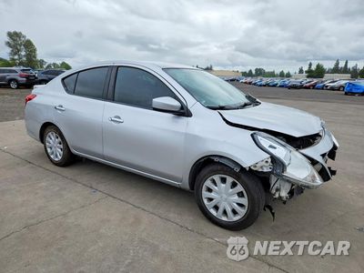Czwarte zdjęcie samochodu z boku: 2019 NISSAN VERSA SV VIN:3N1CN7AP5KL822742 - miniatura