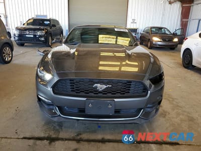 Piąte zdjęcie samochodu w środku: 2017 FORD MUSTANG VIN:1FA6P8AM6H5310051 - miniatura