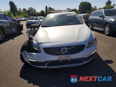 Piąte zdjęcie samochodu w środku: 2017 VOLVO V60 CROSS COUNTRY PREMIER VIN:YV440MWKXH1040543 - miniatura
