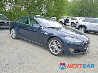 Czwarte zdjęcie samochodu z boku: 2013 TESLA MODEL S VIN:5YJSA1CG0DFP19616 - miniatura