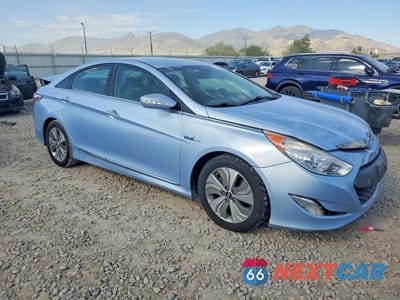 Czwarte zdjęcie samochodu z boku: 2013 HYUNDAI SONATA HYBRID VIN:KMHEC4A41DA099283 - miniatura
