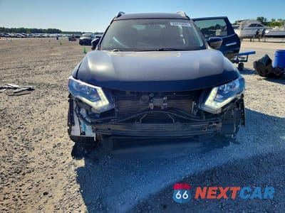 Piąte zdjęcie samochodu w środku: 2018 NISSAN ROGUE SV VIN:5N1AT2MV6JC715292 - miniatura