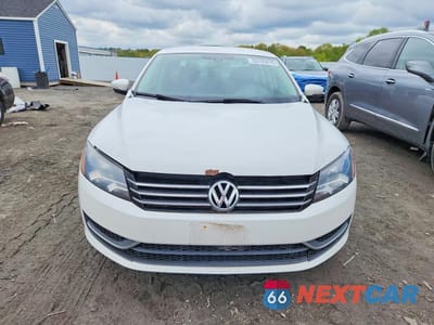 Piąte zdjęcie samochodu w środku: 2013 VOLKSWAGEN PASSAT S VIN:1VWAP7A39DC010268 - miniatura
