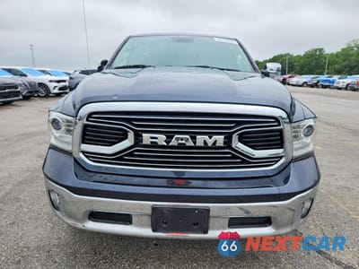 Piąte zdjęcie samochodu w środku: 2019 RAM 1500 CLASSIC LARAMIE VIN:1C6RR6NM8KS707504 - miniatura
