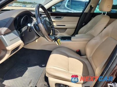 Zdjęcie 7 z 12 samochodu: 2018 JAGUAR XF PRESTIGE VIN:SAJBK4FN7JCY56555 - miniatura