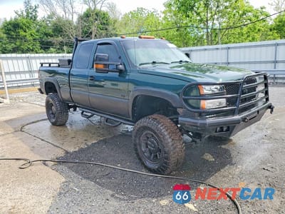 Czwarte zdjęcie samochodu z boku: 2004 CHEVROLET SILVERADO K2500 HEAVY DUTY VIN:1GCHK29284E306644 - miniatura