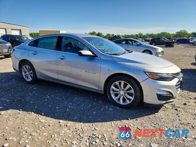 Czwarte zdjęcie samochodu z boku: 2019 CHEVROLET MALIBU LT VIN:1G1ZD5ST0KF197972 - miniatura