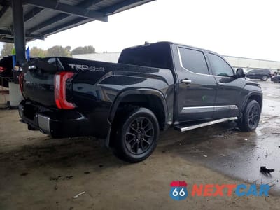 Trzecie zdjęcie samochodu z tyłu: 2022 TOYOTA TUNDRA 1794 EDITION VIN:5TFMA5DB9NX021547 - miniatura