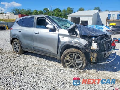 Czwarte zdjęcie samochodu z boku: 2023 KIA SELTOS LX VIN:KNDEPCAA1P7424847 - miniatura