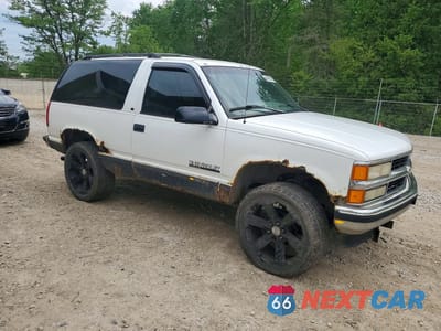 Czwarte zdjęcie samochodu z boku: 1995 CHEVROLET TAHOE K1500 VIN:3GNEK18K5SG101231 - miniatura