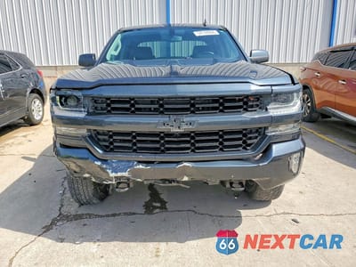 Piąte zdjęcie samochodu w środku: 2018 CHEVROLET SILVERADO K1500 LT VIN:3GCUKREC9JG426494 - miniatura