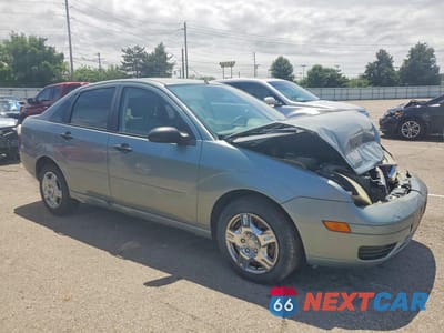 Czwarte zdjęcie samochodu z boku: 2005 FORD FOCUS ZX4 VIN:1FAFP34N35W232812 - miniatura