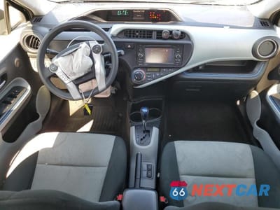 Zdjęcie 8 z 13 samochodu: 2012 TOYOTA PRIUS C THREE VIN:JTDKDTB39C1511517 - miniatura