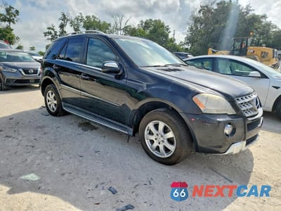 Czwarte zdjęcie samochodu z boku: 2009 MERCEDES-BENZ ML 550 VIN:4JGBB72E29A454239 - miniatura