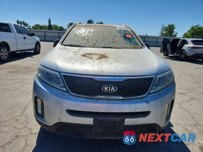 Piąte zdjęcie samochodu w środku: 2015 KIA SORENTO LX VIN:5XYKT4A68FG640731 - miniatura
