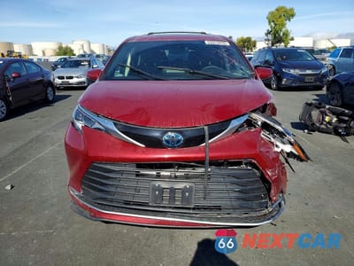 Piąte zdjęcie samochodu w środku: 2023 TOYOTA SIENNA PLATINUM 7-PASSENGER VIN:5TDESKFC8PS085125 - miniatura