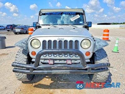 Piąte zdjęcie samochodu w środku: 2011 JEEP WRANGLER UNLIMITED SPORT VIN:1J4BA3H17BL582713 - miniatura