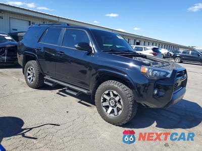 Czwarte zdjęcie samochodu z boku: 2023 TOYOTA 4RUNNER VIN:JTERU5JR4P6169365 - miniatura