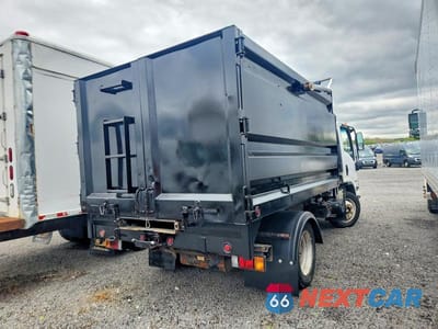 Czwarte zdjęcie samochodu z boku: 2017 ISUZU NPR REFUSE TRUCK VIN:54DC4W1B6HS801905 - miniatura