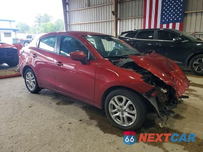 Czwarte zdjęcie samochodu z boku: 2018 TOYOTA YARIS IA BASE VIN:3MYDLBYV1JY303902 - miniatura