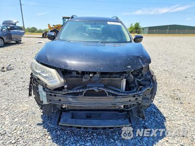 Piąte zdjęcie samochodu w środku: 2017 NISSAN ROGUE SV VIN:5N1AT2MT6HC771497 - miniatura