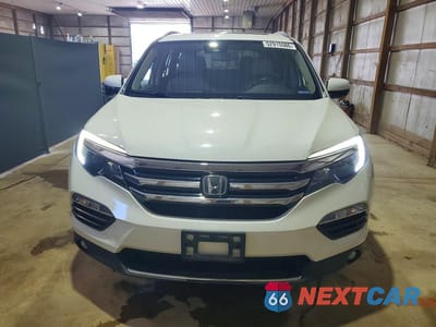 Piąte zdjęcie samochodu w środku: 2017 HONDA PILOT TOURING VIN:5FNYF6H9XHB098345 - miniatura