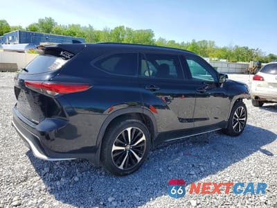 Trzecie zdjęcie samochodu z tyłu: 2021 TOYOTA HIGHLANDER XSE VIN:5TDJZRBH3MS145070 - miniatura