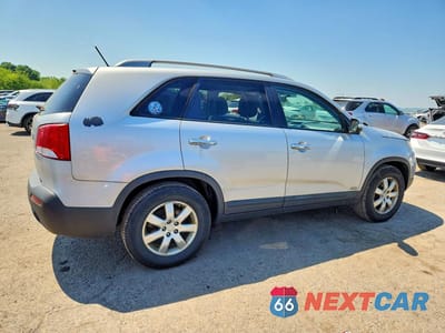 Trzecie zdjęcie samochodu z tyłu: 2013 KIA SORENTO LX VIN:5XYKTDA25DG311365 - miniatura