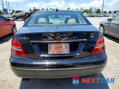 Zdjęcie 6 z 12 samochodu: 2013 MERCEDES-BENZ C 250 VIN:WDDGF4HB1DR272462 - miniatura