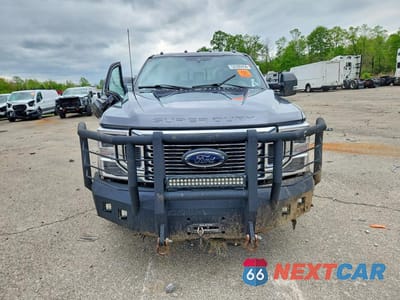 Piąte zdjęcie samochodu w środku: 2022 FORD F350 SUPER DUTY VIN:1FT8W3DT2NEF77548 - miniatura