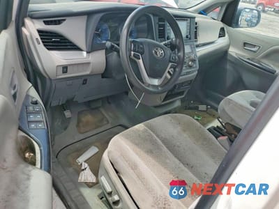 Zdjęcie 8 z 13 samochodu: 2019 TOYOTA SIENNA LE VIN:5TDKZ3DC2KS013160 - miniatura