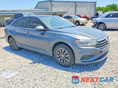 Czwarte zdjęcie samochodu z boku: 2019 VOLKSWAGEN JETTA S VIN:3VWC57BU8KM041495 - miniatura