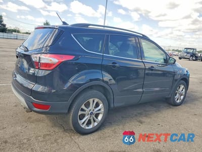 Trzecie zdjęcie samochodu z tyłu: 2018 FORD ESCAPE SE VIN:1FMCU9GD6JUA58909 - miniatura