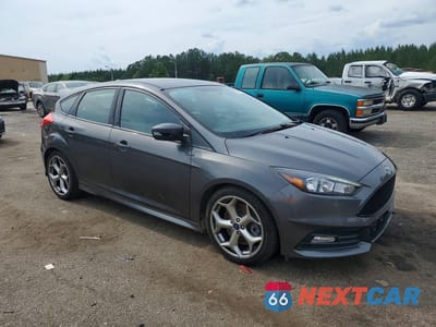 Czwarte zdjęcie samochodu z boku: 2016 FORD FOCUS ST VIN:1FADP3L91GL308849 - miniatura