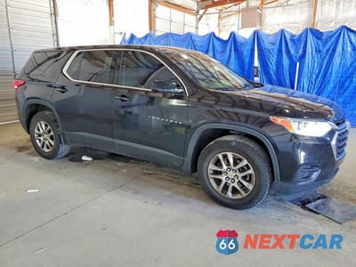 Czwarte zdjęcie samochodu z boku: 2018 CHEVROLET TRAVERSE LS VIN:1GNERFKW4JJ107667 - miniatura