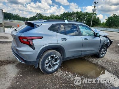 Trzecie zdjęcie samochodu z tyłu: 2025 CHEVROLET TRAX 1LT VIN:KL77LHEP2SC278438 - miniatura