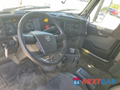 Piąte zdjęcie samochodu w środku: 2020 VOLVO VN VNL - SEMI TRUCK VIN:4V4NC9TH4LN255796 - miniatura