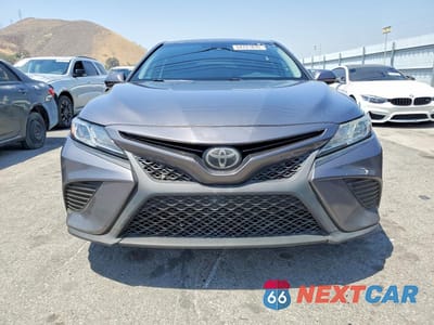 Piąte zdjęcie samochodu w środku: 2018 TOYOTA CAMRY SE VIN:4T1B11HK8JU114612 - miniatura